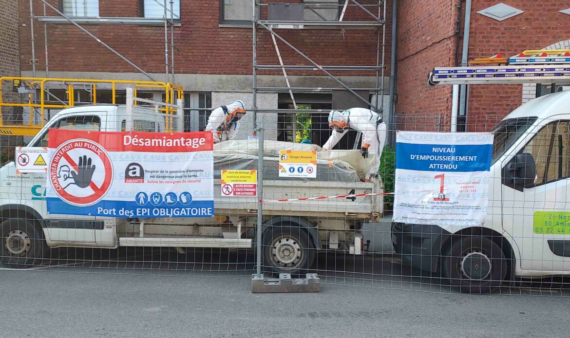 Balisage d'un chantier de désamiantage de toiture - Entreprise Caux