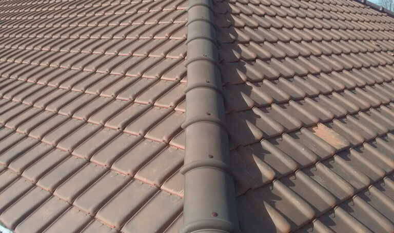 Tuiles toiture angle