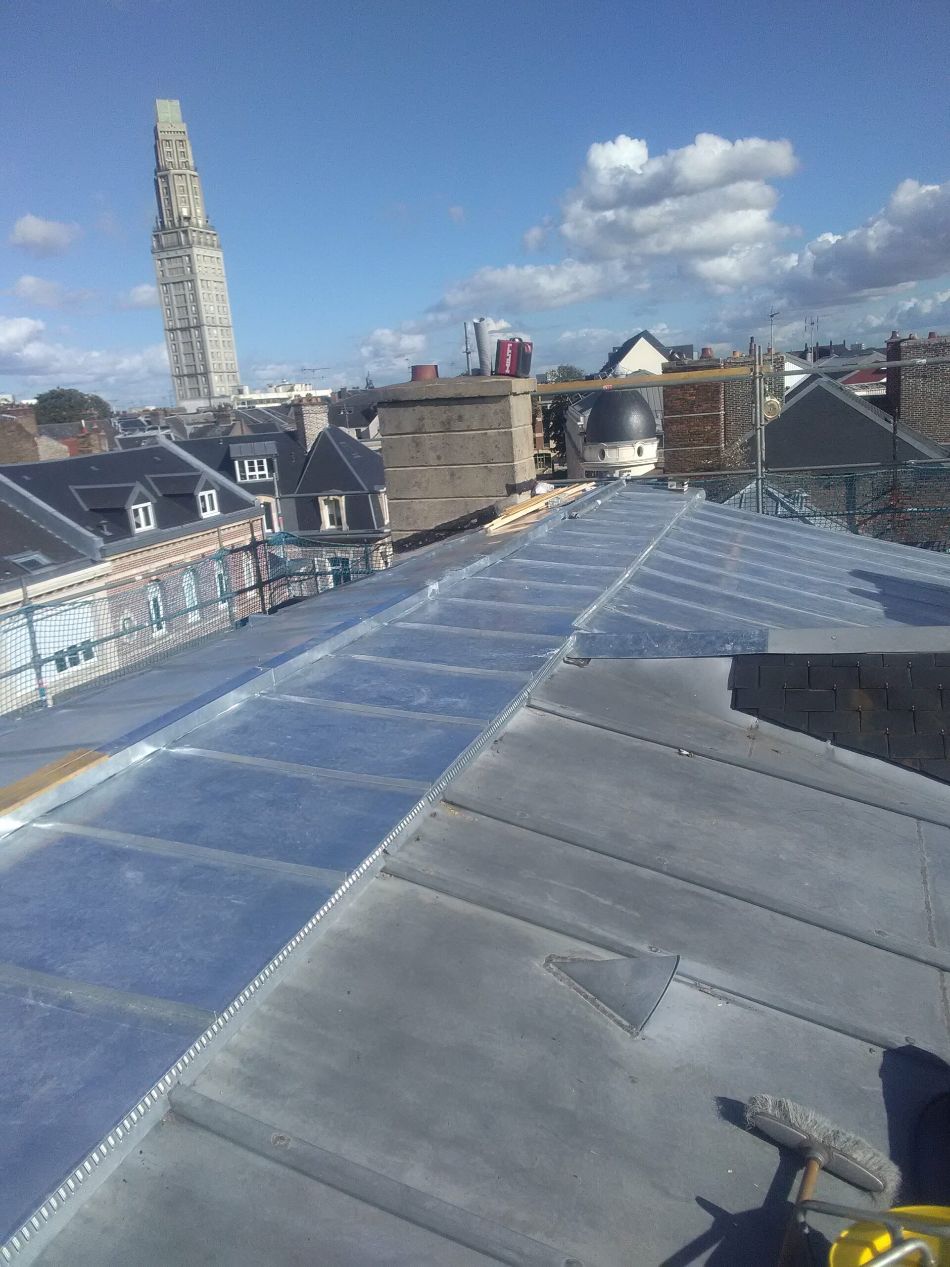 Tour perret - vue sur une toiture en zinguerie