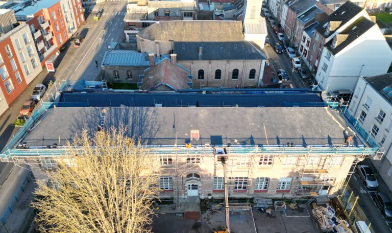Toiture d'une école en tuile