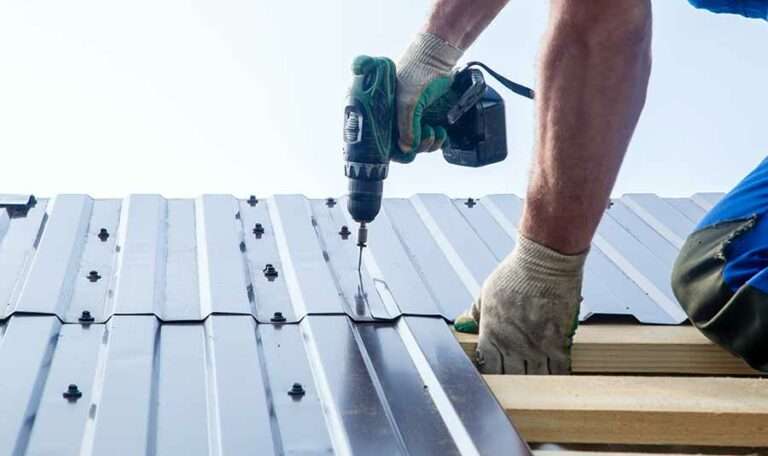 fixation d'une toiture par un couvreur Caux