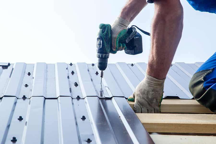 fixation d'une toiture par un couvreur Caux